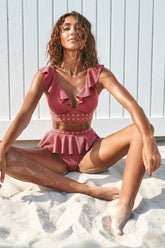 Strawberry – Bikinioberteil mit tiefem V-Ausschnitt, Rüschenbesatz und bestickten Ösen